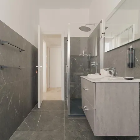 Guesthost - Spacious Terrace Flat X7 Mm2 Udine Apartman