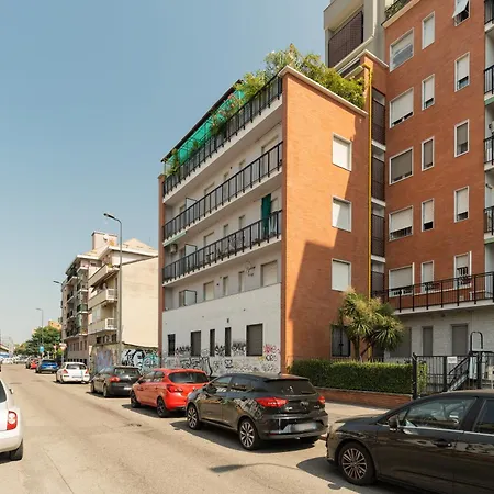 Guesthost - Spacious Terrace Flat X7 Mm2 Udine Milánó